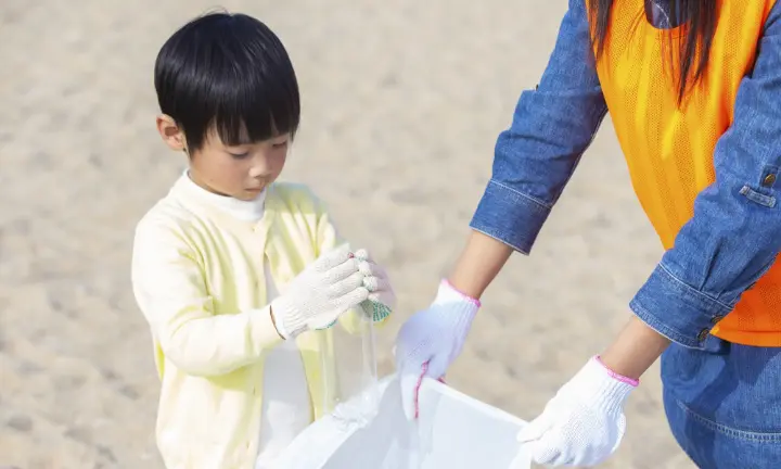 ビーチでの清掃活動をする子ども