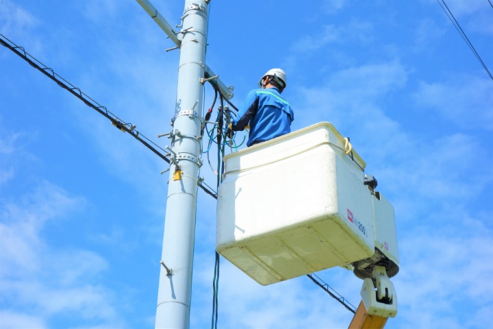 電気・ガス　電線作業の様子