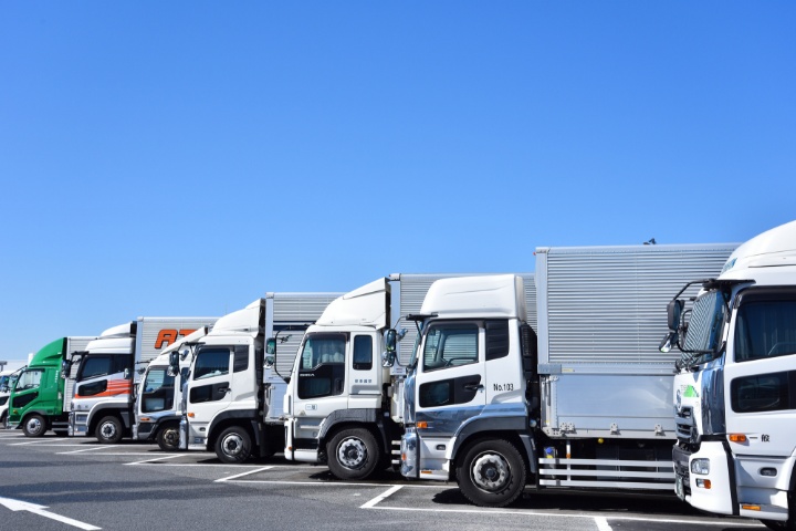 運輸・通信業　トラックが並んでいる駐車場